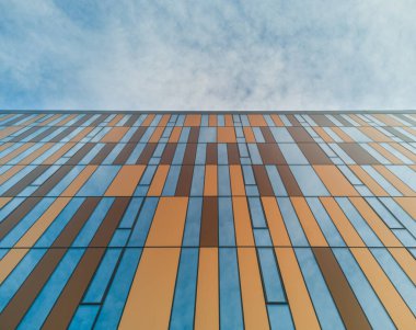 Wroclaw 28 Kasım 2019 Pencereleri ve bronz panelleri olan modern şirket binasına