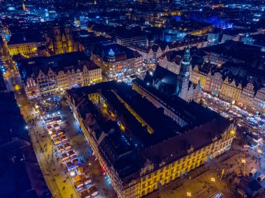 Wroclaw 15 Aralık 2019 Hava İHA gecesi Noel panayırında pazar meydanının manzarası