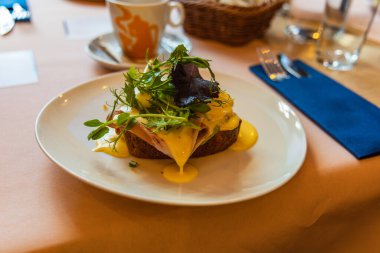 Jambon salatası ve soslu tost.