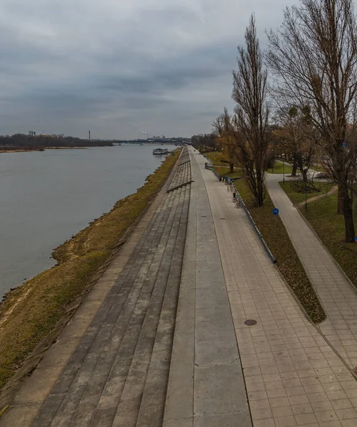 Bulutlu Şehir Manzarası Vistula Nehri Nin Yanında Bulvarlar Var — Stok fotoğraf