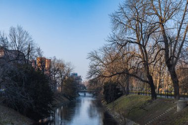 25 Ocak 2020, Wroclaw Güneşli bir sabahta sokak ve park arasında küçük şehir hendeği