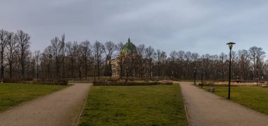 Zgorzelec Gorlitz 27 Ocak 2020 Şehir Kültür Evi park ve ağaçların arkasında.