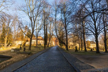 Zgorzelec Gorlitz 27 Ocak 2020 Eski mezarlık yolu sonunda küçük bir şapel ile