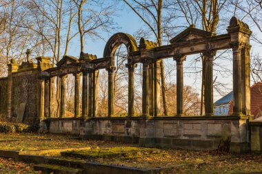 Zgorzelec Gorlitz 27 Ocak 2020 Mezarlıkta kemer ve sütunlarla