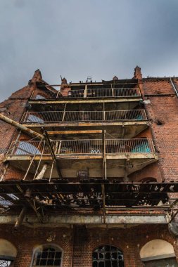 Wroclaw 10 Ocak 2020 Eski kullanılmayan şehir limanı Eski binalar ve makinelerle dolu