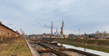 Wroclaw 10 Ocak 2020 Eski kullanılmayan şehir limanı Eski binalar ve makinelerle dolu