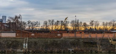 Wroclaw 10 Ocak 2020 Eski kullanılmayan şehir limanı Eski binalar ve makinelerle dolu