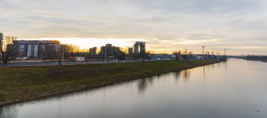 Wroclaw 10 Ocak 2020 Günbatımı Panoraması ODRA nehri yakınlarındaki konut ve sanayi binası üzerinde 
