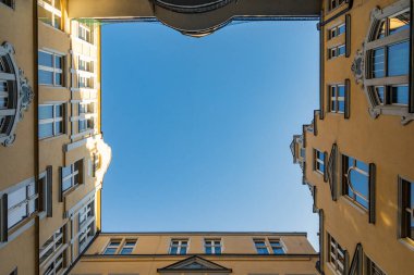 Wroclaw 16 Ocak 2020 Yukarı doğru gökyüzü eski apartman duvarları çerçeveli kuyudaki gibi