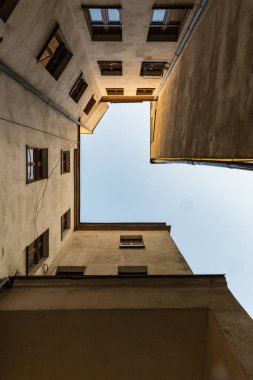 Wroclaw 16 Ocak 2020 Eski apartman duvarlarına doğru 