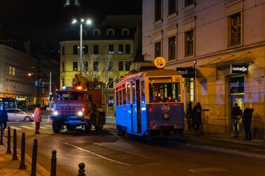 Wroclaw 17 Ocak 2020 Eski Raydan çıkmış tramvay gece vakti