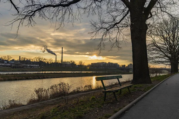 Wroclaw Januari 2020 Bewolkt Landschap Van Zonsondergang Met Oude Bank — Stockfoto