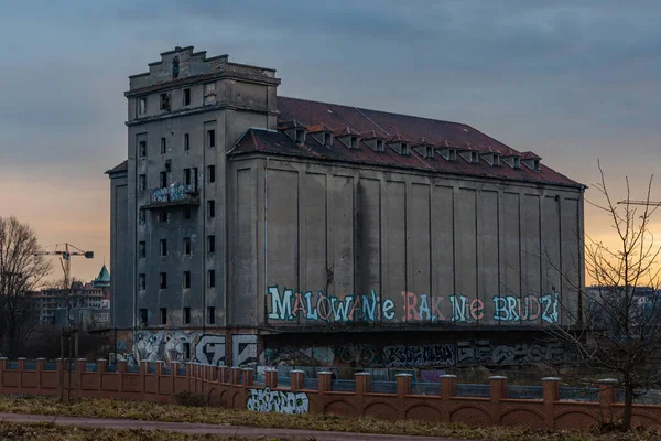 Wrocław Stycznia 2020 Stary Budynek Windy Obrazem Malowanie Rak Nie — Zdjęcie stockowe