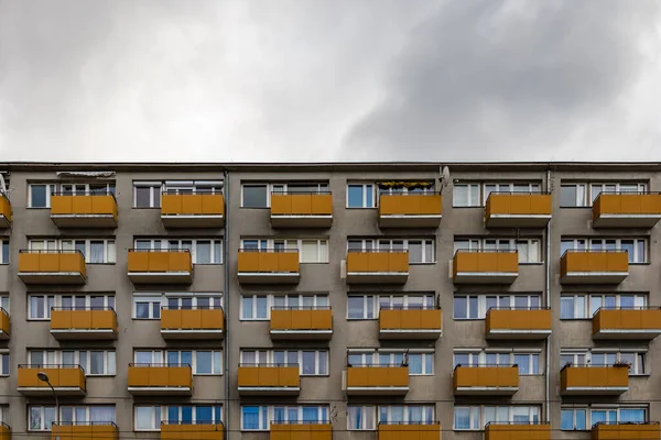 Fasad Stora Block Lägenheter Med Orange Balkonger — Stockfoto