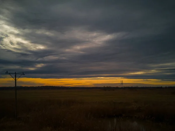 Ciemny Krajobraz Zachodu Słońca Nad Żółtymi Polami Pociągu — Zdjęcie stockowe