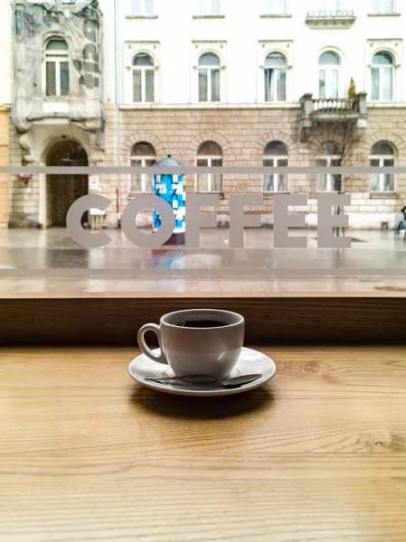 Kleine Weiße Kaffeetasse Café Vor Dem Fenster Mit Kaffee Wort — Stockfoto