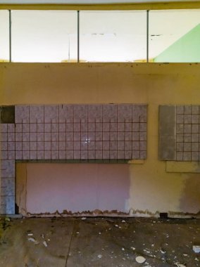 Eski apartman harabelerinin şehir keşfi