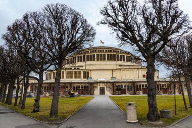Wroclaw Şubat 12020 Eski kurak ağaçlar arasındaki Centennial Hall 'a giden kısa yol