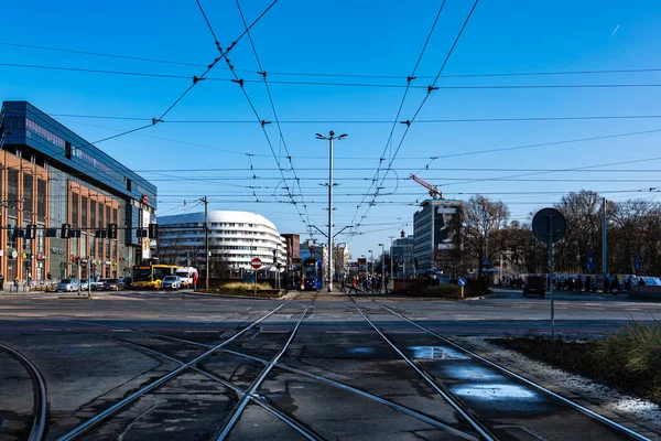 Wroclaw Şubat 2020 Güneşli Bir Günde Tramvay Raylarıyla Kavşak Manzarası — Stok fotoğraf