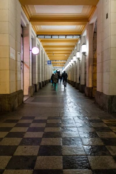로프루 Wroclaw 2020 밤걷는 사람들과 아케이드 — 스톡 사진
