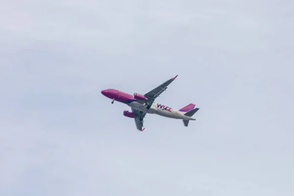 Poznań Polska Lutego 2020 Widok Górę Lądowania Samolotu Wizzair — Zdjęcie stockowe