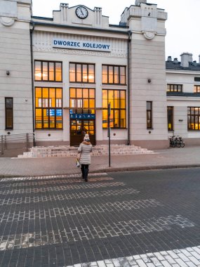 Zawiercie, Polonya - 19 Şubat 2020 Ana Tren İstasyonu Cephesi