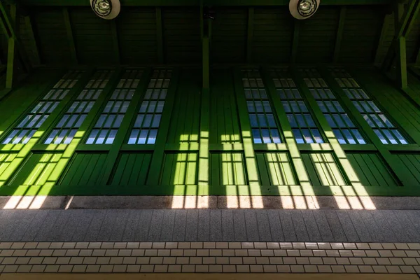 Wroclaw Polonia Febrero 2020 Plataforma Verde Estación Tren Lesnica — Foto de Stock