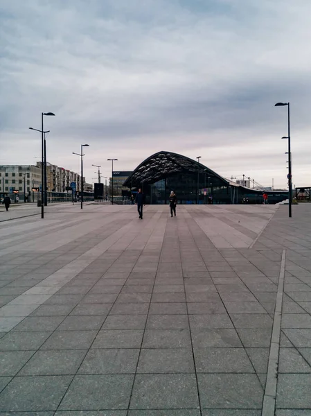 ポーランドのロドス 2020年2月22日目の前に大きな広場とロドスFabryczna鉄道駅 — ストック写真
