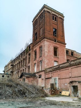 Lodz, Polonya - 22 Şubat 2020 Eski kırmızı tuğla bina kalıntıları