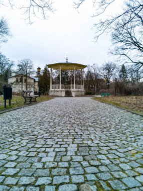 Lodz, Polonya - 22 Şubat 2020 Meydan merkezindeki eski parktaki küçük çardak