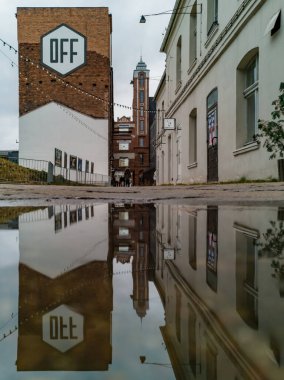 Lodz, Polonya - 23 Şubat 2020 Üzerinde Off logosu olan eski kırmızı tuğla bina önü