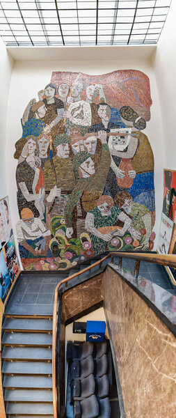 Лодзь, Польша - 23 февраля 2020 года Белая стена с большой красочной мозаикой в кинотеатре "Чарли"