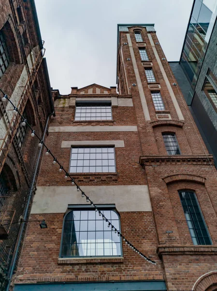 Lodz, Polonya - 23 Şubat 2020 Küçük kulesi olan eski kırmızı tuğla bina önü
