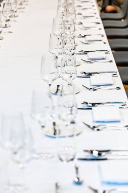 Masa örtüsü dolu uzun masa öğle yemeği için hazırlandı.