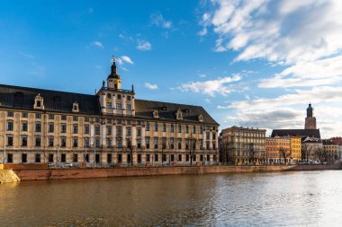 Wroclaw, Polonya - Mart 12020 Nehir kenarındaki eski Wroclaw Üniversitesi binası