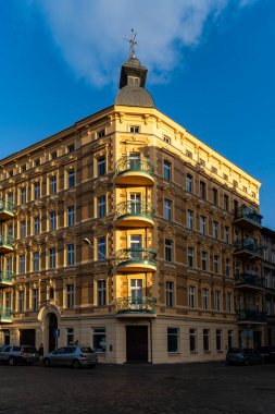 Wroclaw, Polonya - Mart 12020 Üzerinde kubbe olan sarı eski apartman binasının ön cephesi