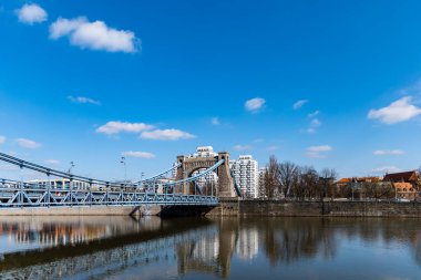 Wroclaw, Polonya - 8 Mart 2020 Grunwaldzki Köprüsü güneşli bulutlu bir sabah