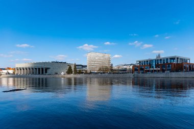 Wroclaw, Polonya - 8 Mart 2020 Odra Nehri üzerindeki üniversite binaları