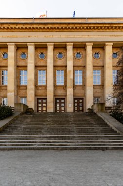 Wroclaw, Polonya - 8 Mart 2020 Düşük Silezya Voyvoda Ofisi merdivenleri 