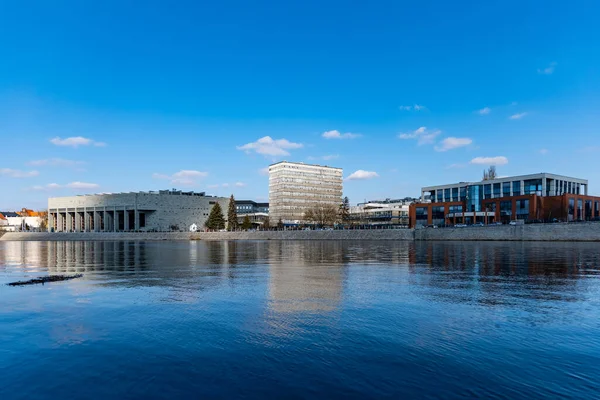 Wroclaw, Polonya - 8 Mart 2020 Odra Nehri üzerindeki üniversite binaları