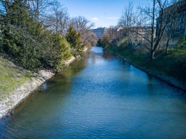 Wroclaw, Polonya - 23 Mart 2020 Uzun hendek nehri ve sonunda Renoma alışveriş merkezi