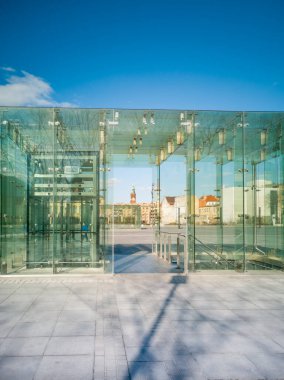 Wroclaw, Polonya - 23 Mart 2020 Yeraltı otoparkına girişi olan camsı yapı