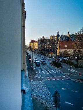 Wroclaw, Polonya - 25 Mart 2020 Long Kosciuszki sokağı bina penceresinden görüldü