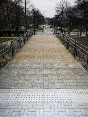 Wroclaw, Polonya - 26 Mart 2020 Ana tren istasyonunda yeni bir platformun yanında uzun tuğla yol