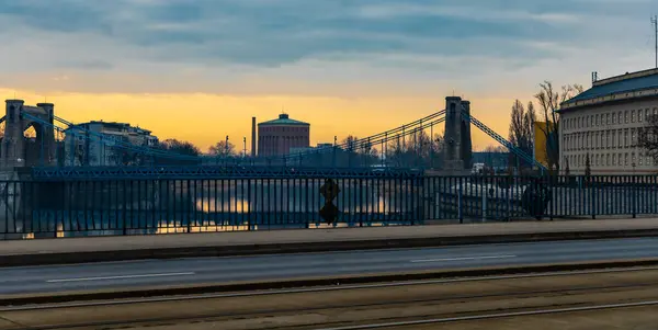 ポーランドのヴロツワフ 2020年3月19日オドラ川に映るグランワルドスキ橋と平和橋の上の美しい日の出 — ストック写真