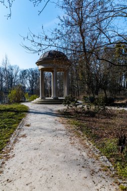 Pawlowice Wroclaw, Polonya - 28 Mart 2020 Pawlowice Gölü ile güzel ve renkli park 