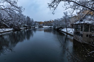 Wroclaw, Polonya - 31 Mart 2020 Küçük hendek nehri küçük park ve gezinti alanı yakınında