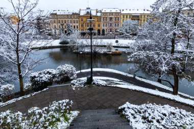 Wroclaw, Polonya - 31 Mart 2020 Küçük hendek nehri küçük park ve gezinti alanı yakınında