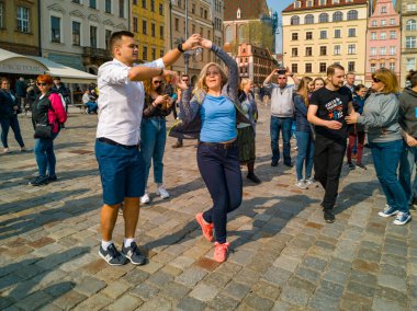 Wroclaw, Polonya - 31 Mart 2019 Uluslararası Rueda de Casino Flashmob Günü ve pazar meydanında açılış etkinliği