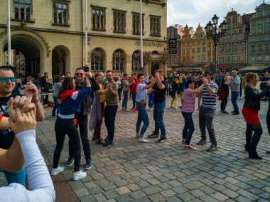 Wroclaw, Polonya - 31 Mart 2019 Uluslararası Rueda de Casino Flashmob Günü ve pazar meydanında açılış etkinliği